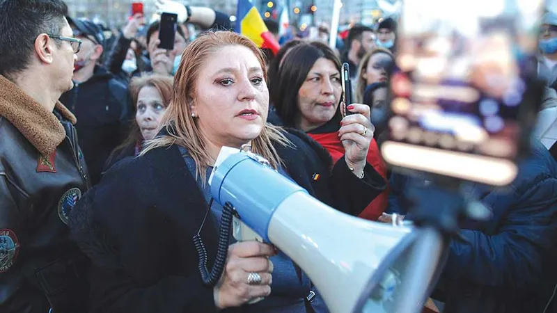 DE LA BAL LA SPITAL Diana Șoșoacă a trecut
de la susținerea statului de drept la
susținerea de minciuni despre
pandemie - Foto: INQUAM PHOTOS/ Octav Ganea
