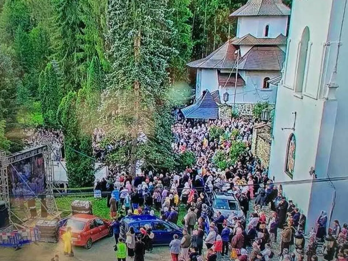 Zeci de pelerini au avut nevoie de îngrijiri medicale la canonizarea Sfinților Paisie și Cleopa - Foto: ISU