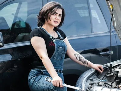 Femeie verificând o maşină second-hand - Foto: Pexels/arvin latifi