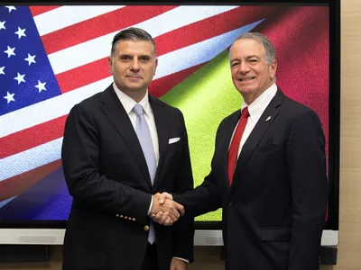 Președintele ASF, Alexandru Petrescu, şi ambasadorul SUA în România, Darryl Nirenberg - Foto: arhiva personală
