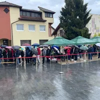 Lumea a așteptat la coadă în ploaie să se imunizeze anti-COVID la maratonul de la Blaj/FOTO: Facebook/RO Vaccinare