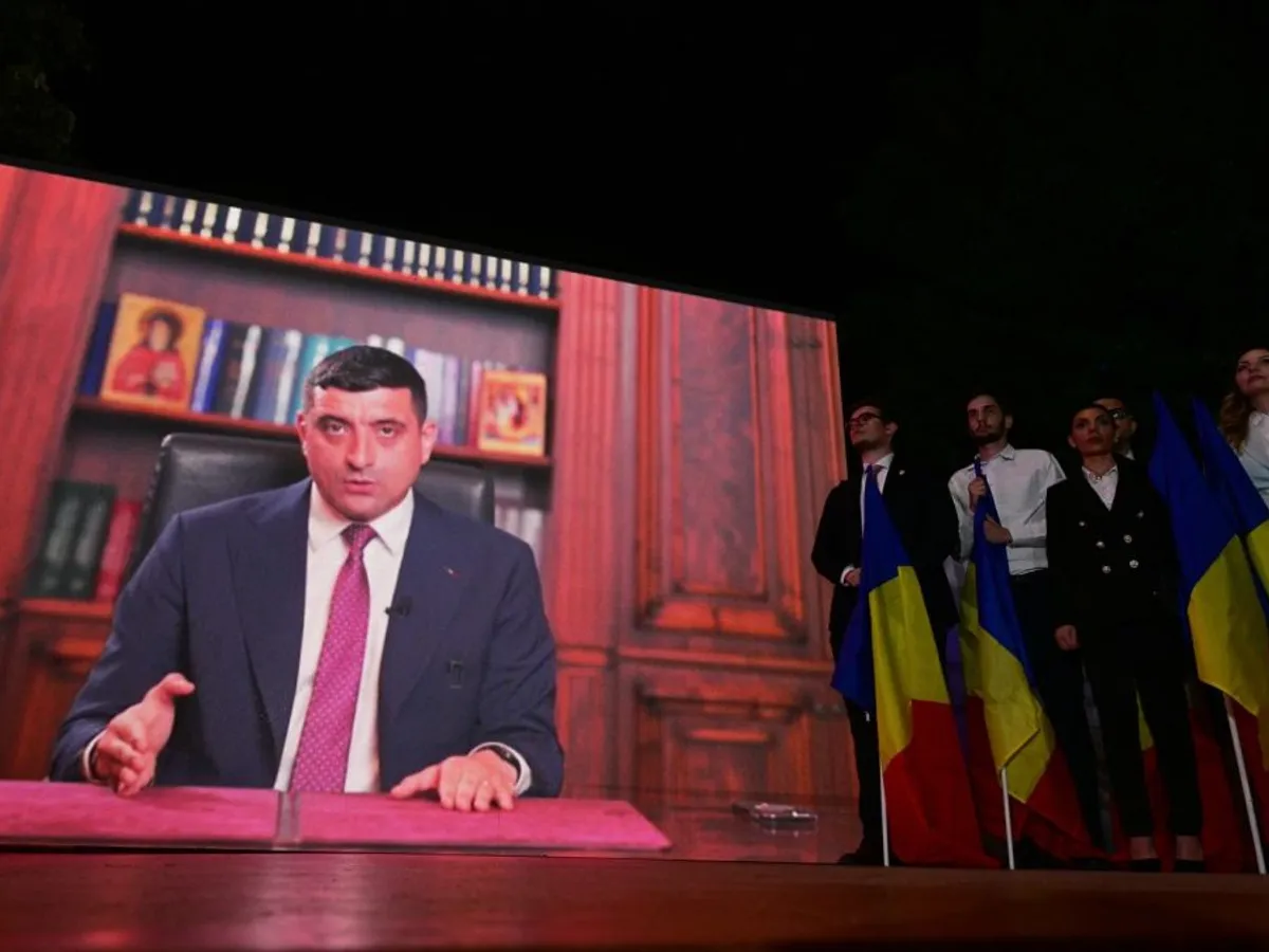 George Simion, pe un ecran gigant, transmiţând mesajul său video, după rezultatele exit-poll-ului - Foto: Profimedia Images
