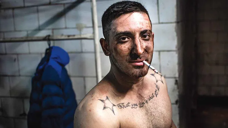 Adi Ciurea, la o țigară, înainte de dușul de după tura de dimineață la mina Vulcan