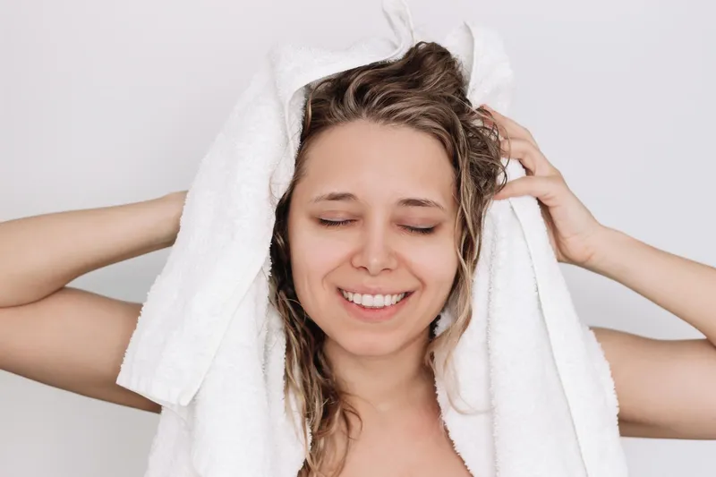 Femeie care s-a spălat pe păr - Foto: Freepik (Imagine cu rol ilustrativ)