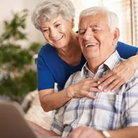 Vești bune pentru pensionarii care iau carduri de alimente. De unde ridică 250 lei? Foto: Freepik (fotografie cu caracter ilustrativ)