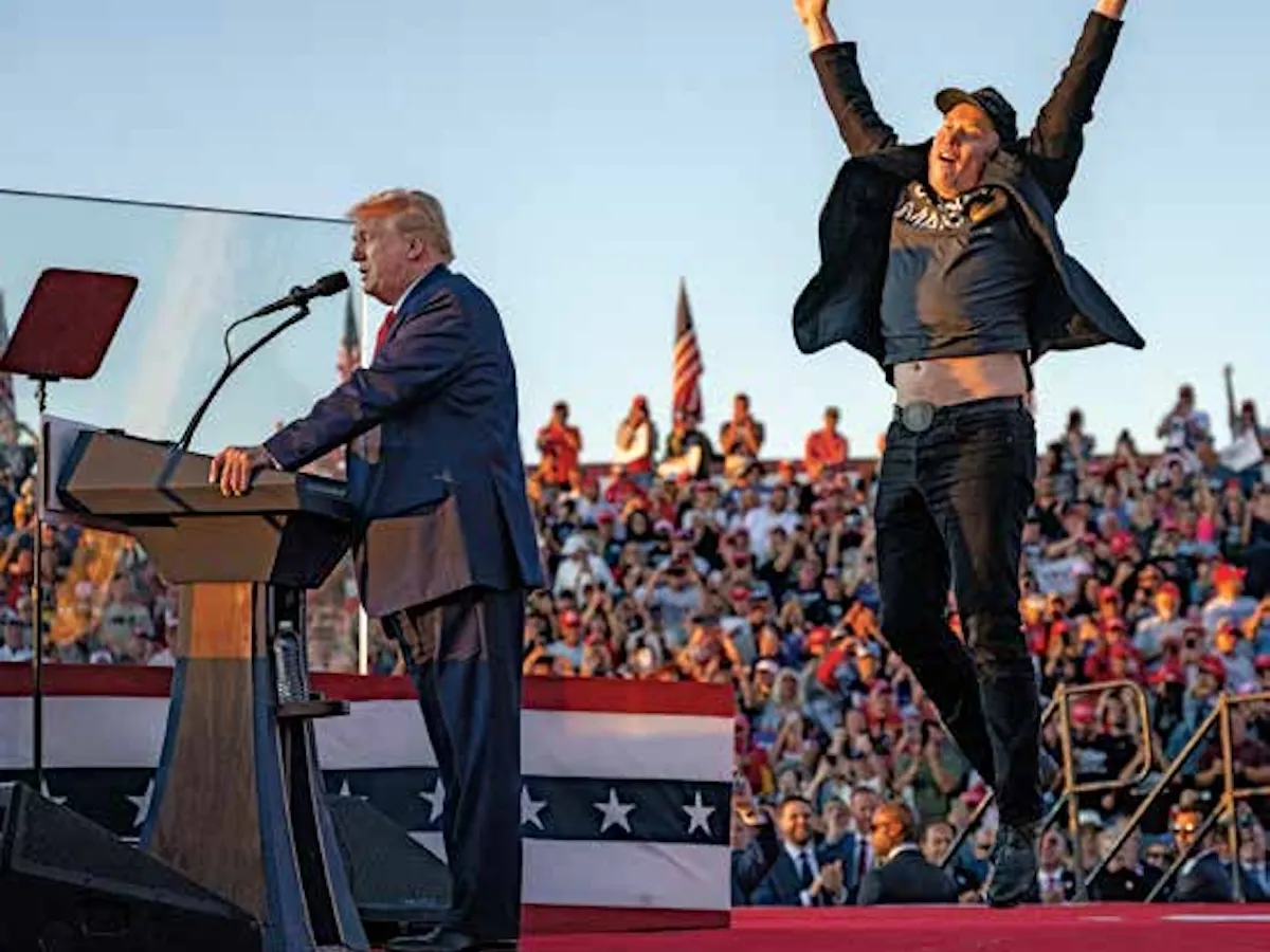 FĂCÂND SALTUL Musk pe scena celui de-al doilea miting al campaniei prezidențiale a lui Trump, în Butler, Pennsylvania, în 2024. CEO-ul Tesla a continuat să conducă DOGE