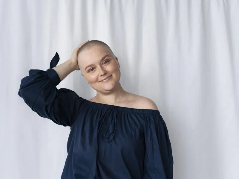 Femeie bolnavă de cancer, după multiple tratamente cu citostatice - Foto: Freepik/CC0