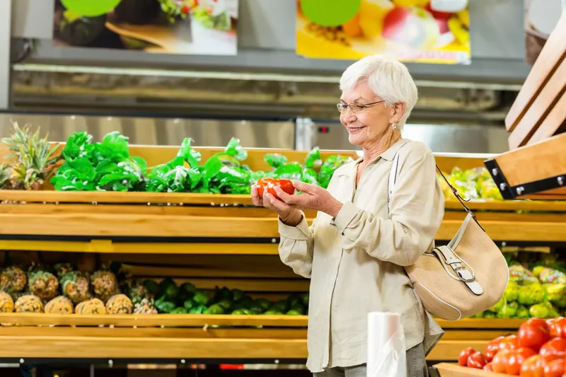 Pensionar la pensie în supermarket - Foto: Freepik