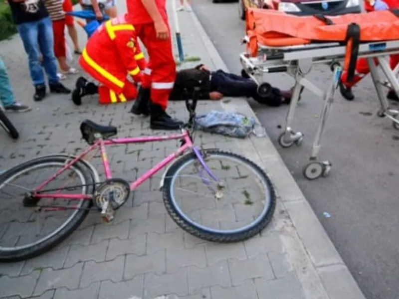 Un biciclist de 69 de ani a pierdut controlul ghidonului, s-a înfipt într-un copac și a murit. / Foto: Info Trafic 24, Facebook