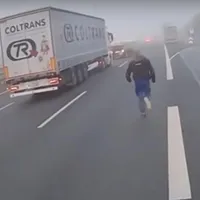 Șofer de TIR felicitat de polițist după ce a oprit în mijlocul șoselei. A salvat viața unui coleg - Foto: Captură video youtube / imagine cu caracter ilustrativ