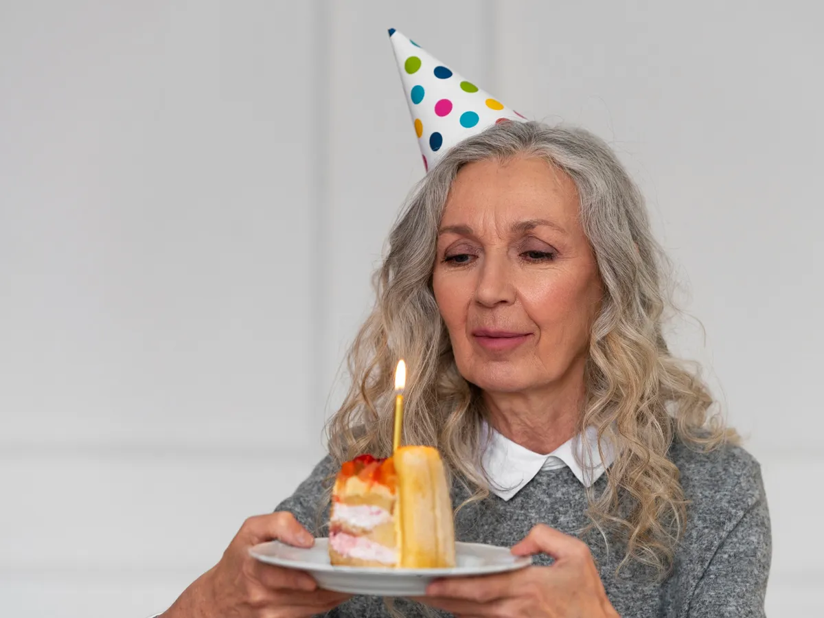 Femeie care își sărbătorește ziua de naștere - Foto: Freepik (Imagine cu rol ilustrativ)