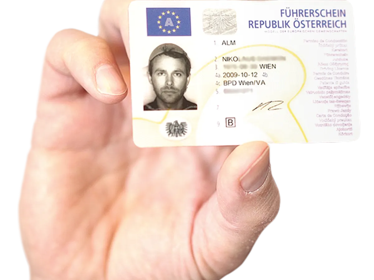 LUPTA CEA BUNĂ Unii credincioși au pierdut în instanță, dar în 2011, Alm a câștigat dreptul de a purta o strecurătoare în poza pentru cartea sa de identitate austriacă eliberată de stat