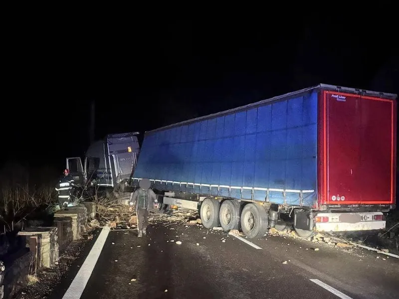 Haos, pe Valea Oltului! O stâncă a căzut pe un TIR. Traficul e blocat total, rute alternative - Foto: Facebook/Info Trafic 24