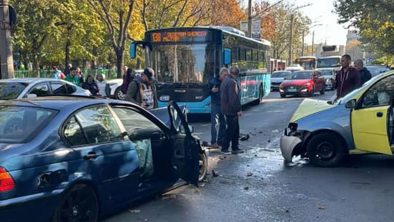 Accident grav, greu de explicat, în București. Doi șoferi s-au lovit frontal pe același sens - Foto: Facebook/Info Trafic București și Ilfov