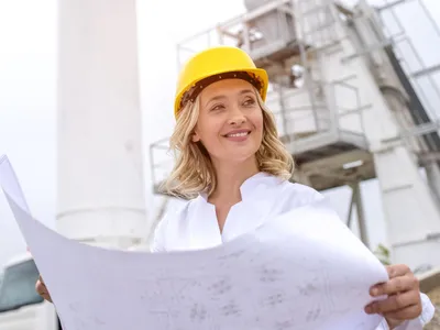 Femeie citind un grafic - Foto: Freepik