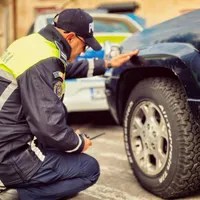 Poliția poate da amendă dacă mergi cu mașina murdară de noroi pe roți Foto: facebook/ Poliția Capitalei - rol ilustrativ