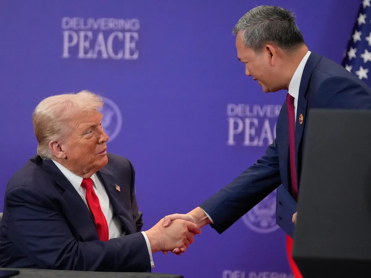 Prim-ministrul cambodgian Hun Manet și președintele Donald Trump în timpul unei ceremonii de semnare în marja summitului ASEAN de la Kuala Lumpur, 26 octombrie - Foto: Profimedia Images