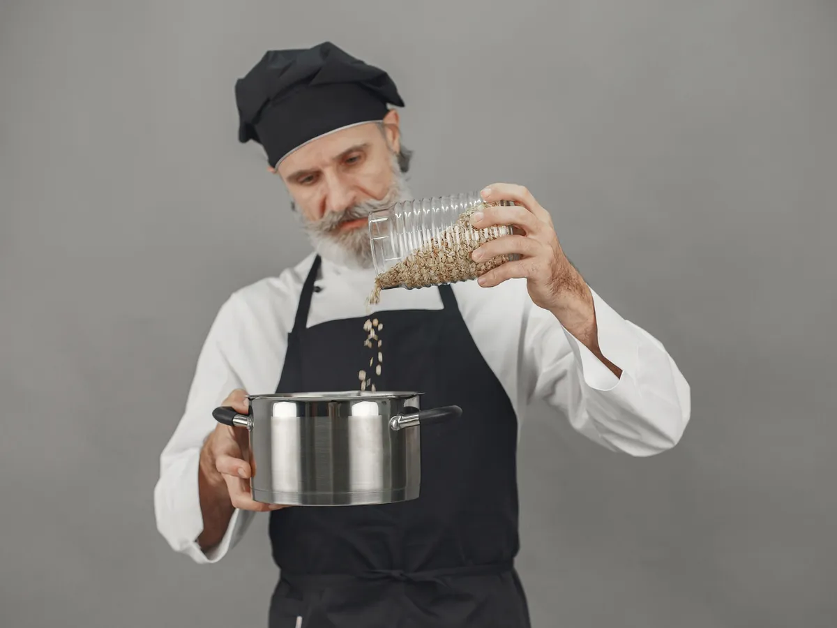 Bărbat cu o oală -Foto: Freepik