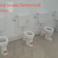 WC-urile modernizate de la Școala Gimnazială Nr. 4 din Zimnicea nu au pereți despărțitori Foto: captură Facebook/Primăria Orașului Zimnicea