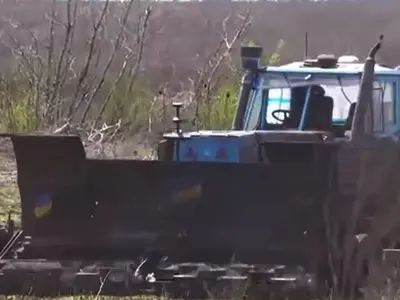 Tractor transformat de un ucrainean în maşină de deminat terenul agricol - Foto: captură video Digi24