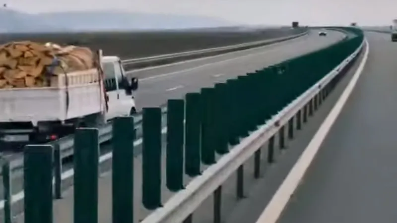 O camionetă cu lemne, în viteză pe contrasens, pe singurul ciot al Autostrăzii Moldovei - Foto: captură video