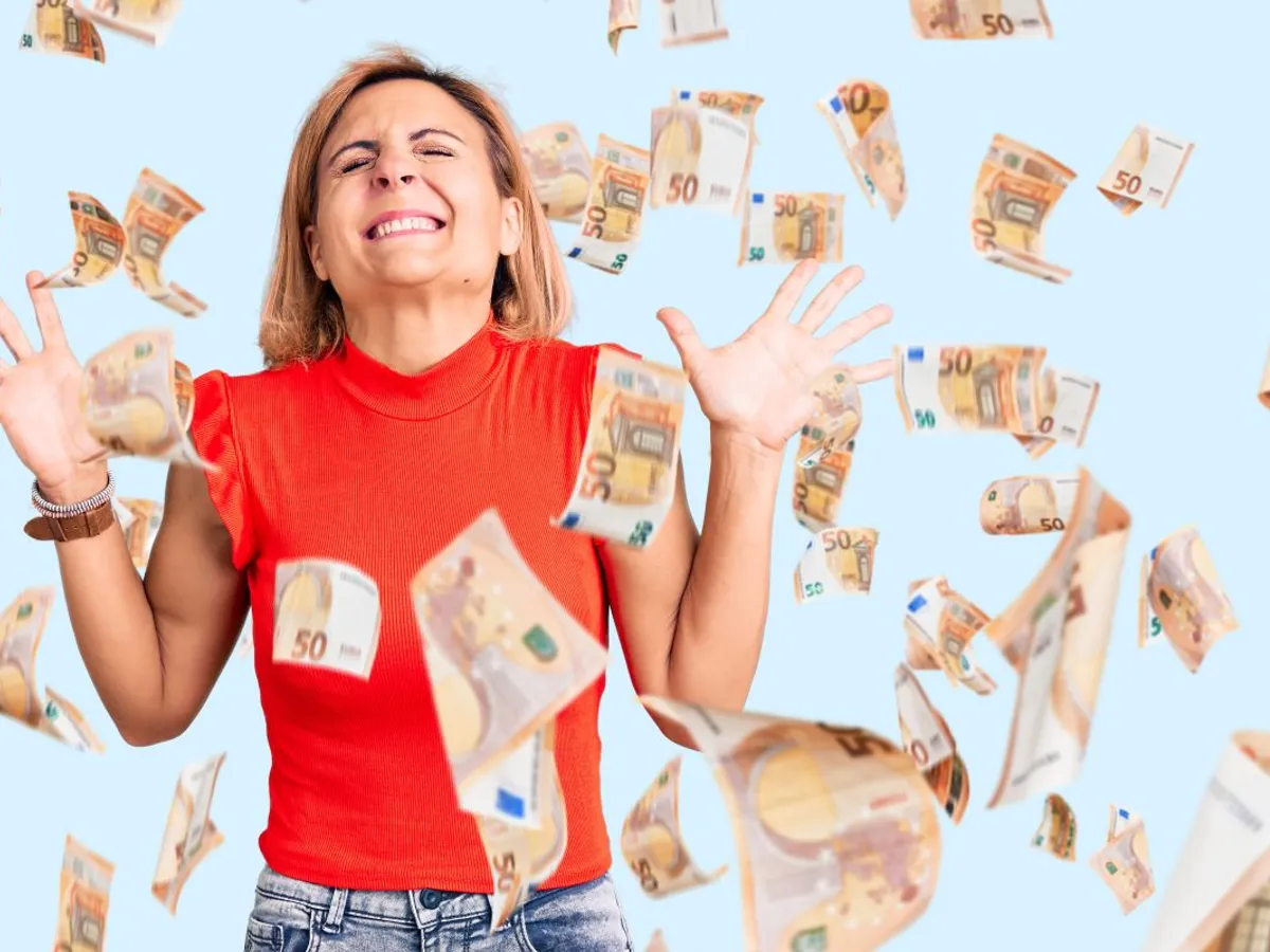 Femeie fericită cu bancnote de euro zburând în jurul ei - Foto: Magnific.com/krakenimages.com