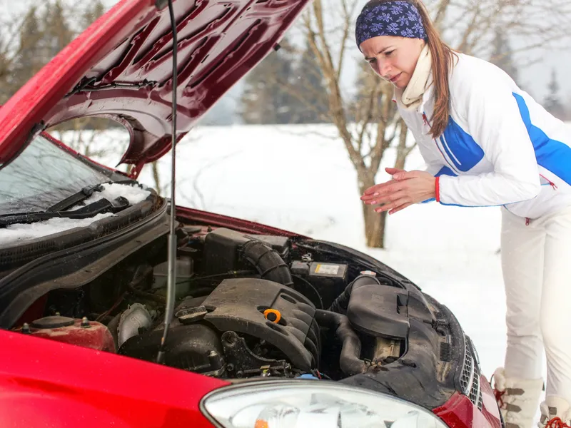 Frig, bateria învârte greu și motorul nu pornește? Cum îi dai curent mașinii corect cu cabluri - Foto: Freepik - Imagine cu rol ilustrativ