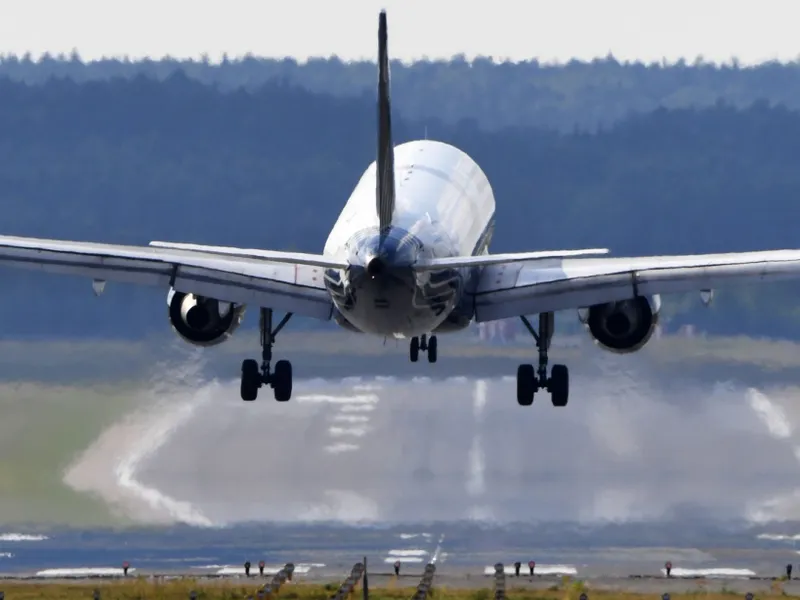 Spaimă pentru 268 de pasageri pe Aeroportul Otopeni. Avionul în care se aflau a lovit 10 balize - Foto: Profimedia / imagine rol ilustrativ