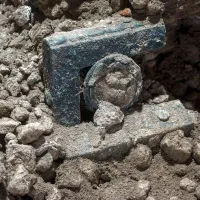 Arheologii au scos la iveală o trăsură ceremonială unică din perioada romană în timpul săpăturilor la o vilă situată la marginea oraşului Pompeii. / Foto: agerpres.ro