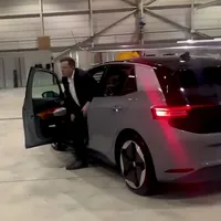 Musk coborând din ID.3/FOTO: Twitter