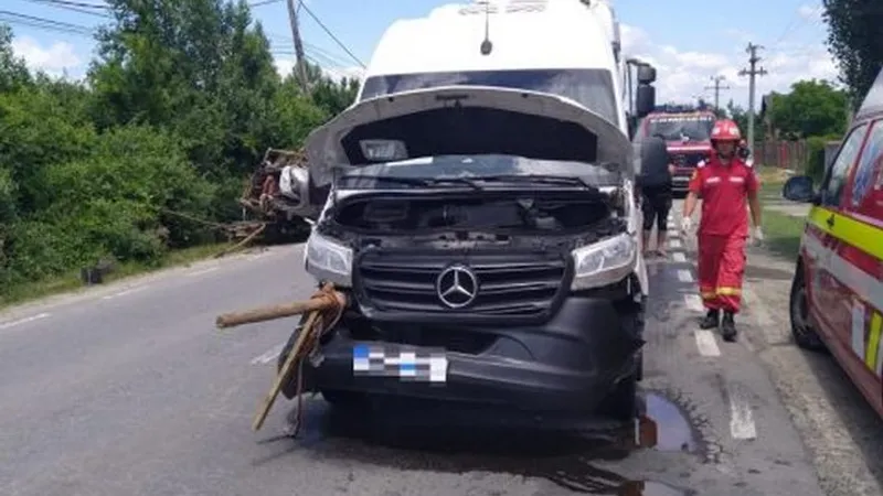Accident cu 16 persoane, la Butimanu. Un TIR a acroșat o dubă și a proiectat-o într-o căruță. / Foto: targovistenews.ro, Facebook