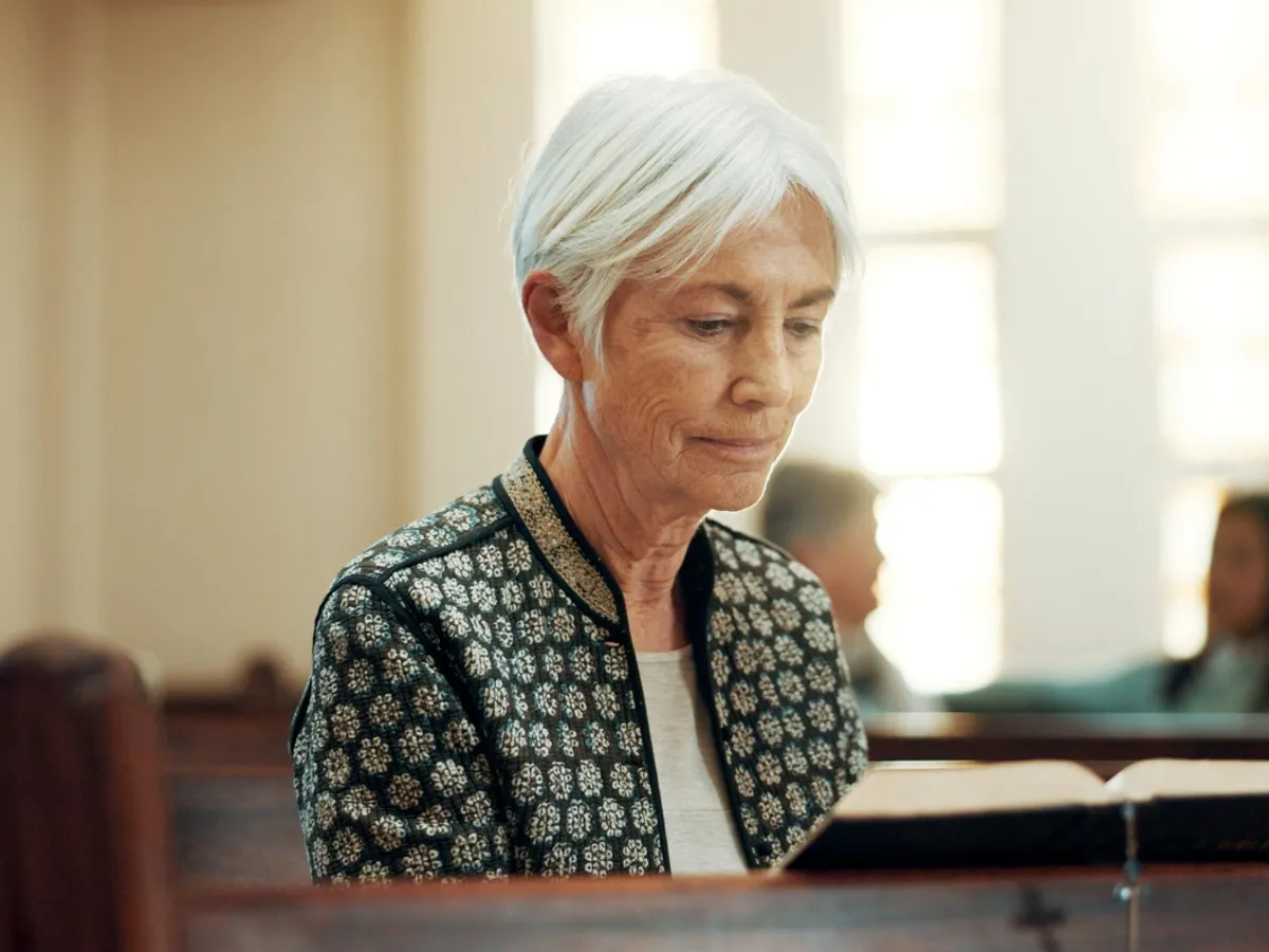 Pensionară citind la pensie - Foto: Freepik