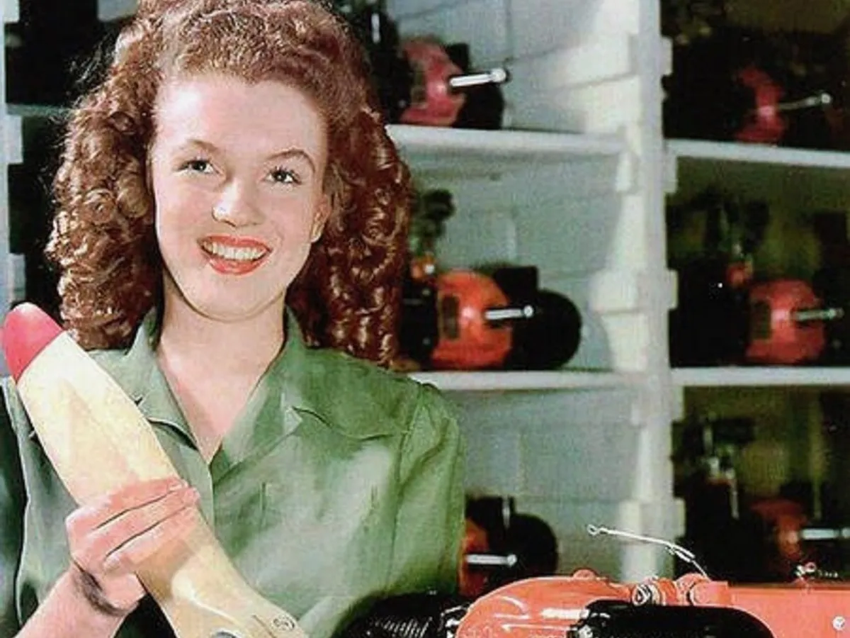 Marilyn Monroe cu o dronă Radioplane