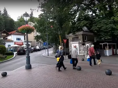 Mai multe grupuri au închiriat aceeaşi cabană, în Sinaia - Foto: captură video YouTube/Ora de Turism