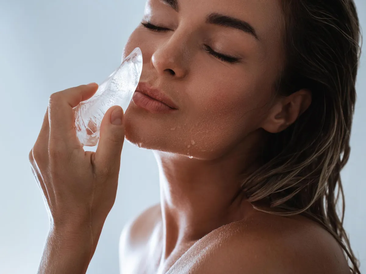 Motivul pentru care trebuie să te speli cu gheață pe față dimineața. În cât timp poți vedea efectele? - Foto: Freepik (Imagine cu rol ilustrativ)