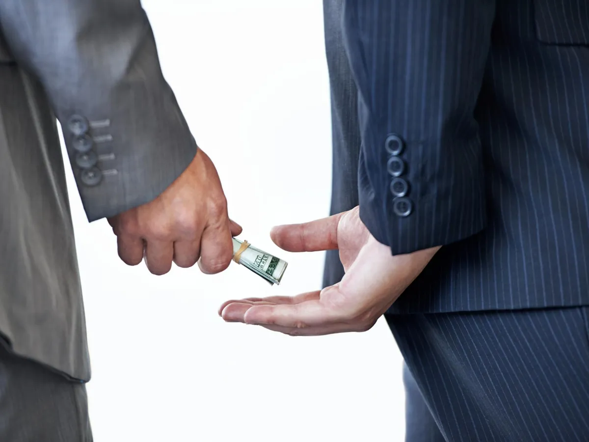 Persoană care oferă mită - Foto: Freepik (rol ilustrativ)