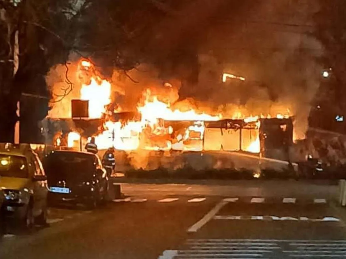 Un autobuz turcesc Otokar al STB, de 270.000 €, a ars în trafic. E din 2019, încă în garanție - Foto: Facebook/Info Trafic Romania