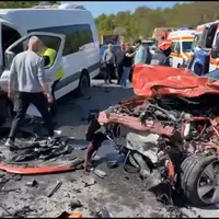 Un șofer s-a înfipt cu aproape 100 km/h într-un microbuz de persoane. „Minune”, niciun mort. / Foto: captura video