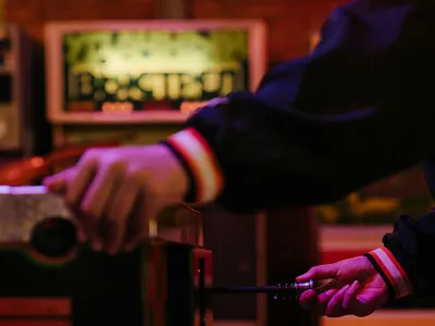 „Regii” păcănelelor de la Iași. Fie ploaie, fie vânt, industria jocurilor de noroc face bani cu caru - Foto: Pexels/cottonbro studio