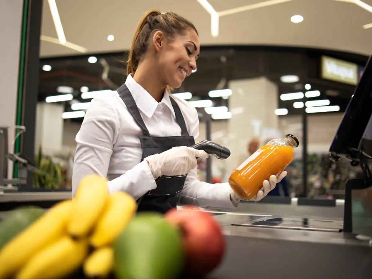 Casierii din supermarket te judecă în secret când cumperi unele produse. Ce gândesc de fapt când le scanează?