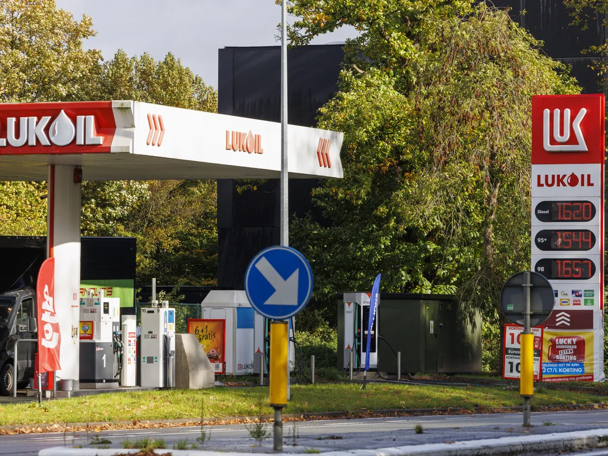 SUA cumpără LukOil din Bulgaria pentru prețul-record de 22.000.000.000$. Ce face România?