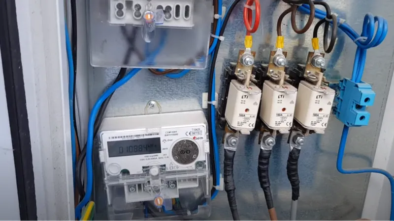 Un tânăr de 34 de ani și-a „rezolvat” factura la curent. Și-a făcut racord trifazat ilegal. / Foto: electritec.ro