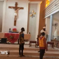 Zeci de morţi în urma unui atac armat într-o biserică din Nigeria. Printre ei sunt și copii / BBC