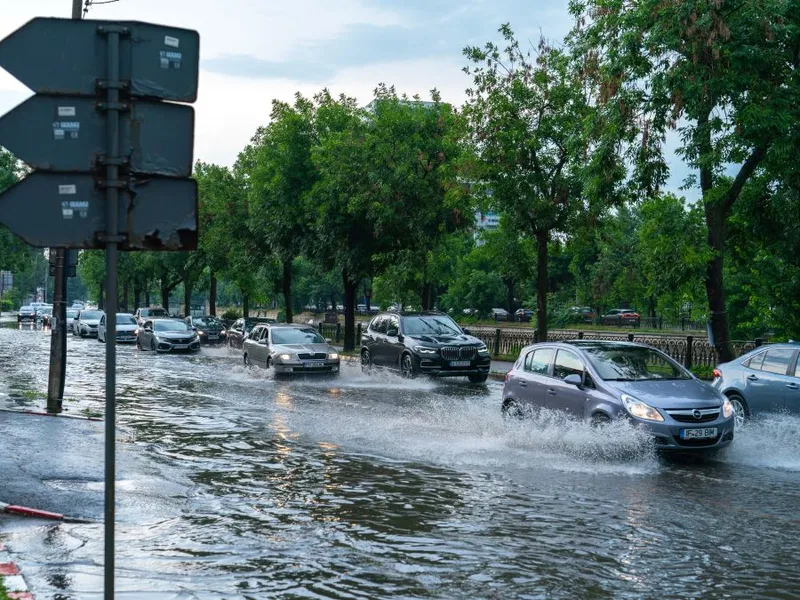 Maşini mergând la Splaiul Unirii cu Mihai Bravu, prin carosabilul inundat - Foto: INQUAM PHOTOS/Pană Tudor