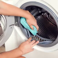 Produsul ce costă 10 lei și îți face mașina de spălat impecabil de curată. NU e vorba de oțetul alb - Foto: ProTV / imagine cu caracter ilustrativ