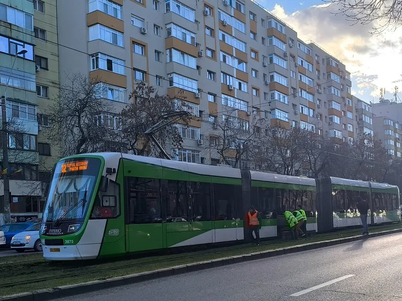 Cum strică tramvaiele și crește riscul de accident iarba pusă între șine de primării în Capitală - Foto: Facebook/Asociația Metrou Ușor