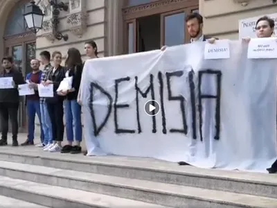 Studenții care protestează pentru demisia lui Toader/ Foto: Captură Video