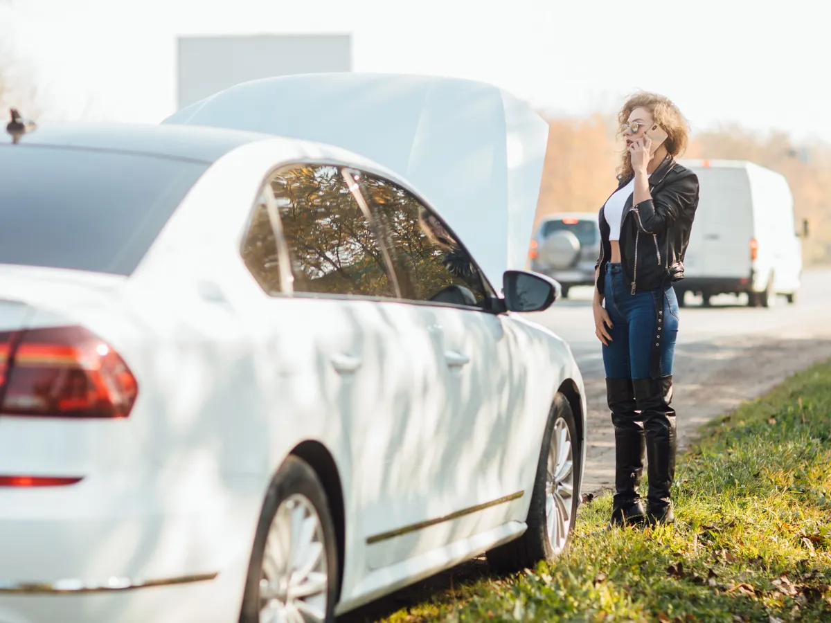 Ce este pata neagră pe care o vezi sub mașină după ce oprești motorul. Mirosul îți spune dacă situația e gravă