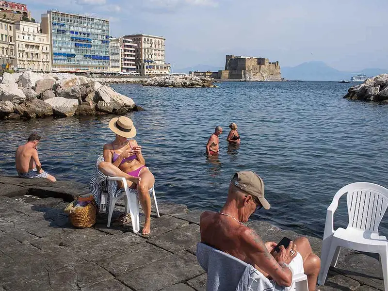 STIL DE VIAȚĂ Oameni pe o plajă dezafectată în Napoli - Foto: Mugur Vărzariu