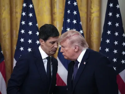 Kevin Warsh, noul şef al Rezervei Federale, discutând cu Donald Trump, la depunerea Jurământului - Foto: Profimedia Images